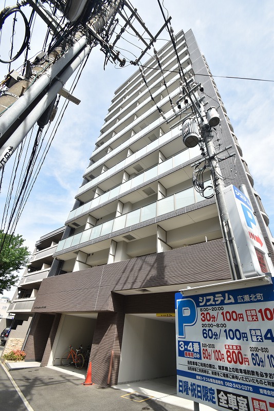 広島市中区広瀬北町のマンションの建物外観