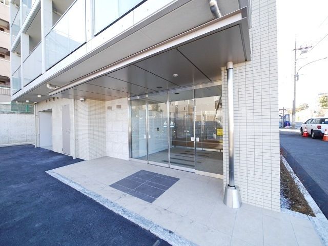 【横浜市青葉区市ケ尾町のマンションのエントランス】