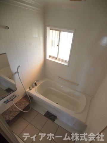 バス・シャワールーム　大きなサイズの浴槽です