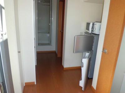 玄関　右側の扉がトイレ。奥が浴室です。