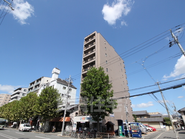 京都市右京区西院乾町のマンションの建物外観