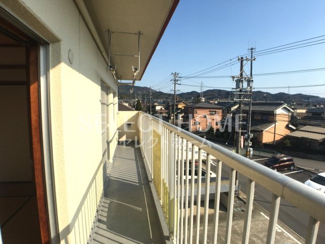 バルコニー　同型タイプ開放的で明るい空間を演出してくれるバルコニーです