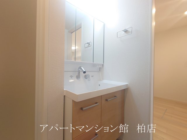洗面設備　独立洗面台あり、毎朝おしゃれに忙しい女性の方におすすめです