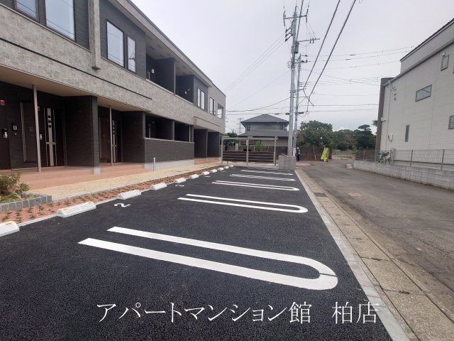 駐車場　駐車場があるので、車を買う予定の方も安心です