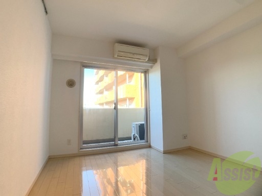 居室・リビング　明るい７．７帖の洋室です。フローリングがピカピカです。