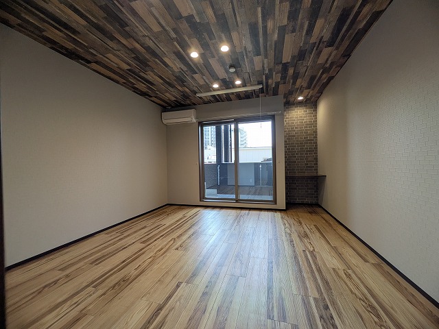 居室・リビング　同物件、別号室のものです。