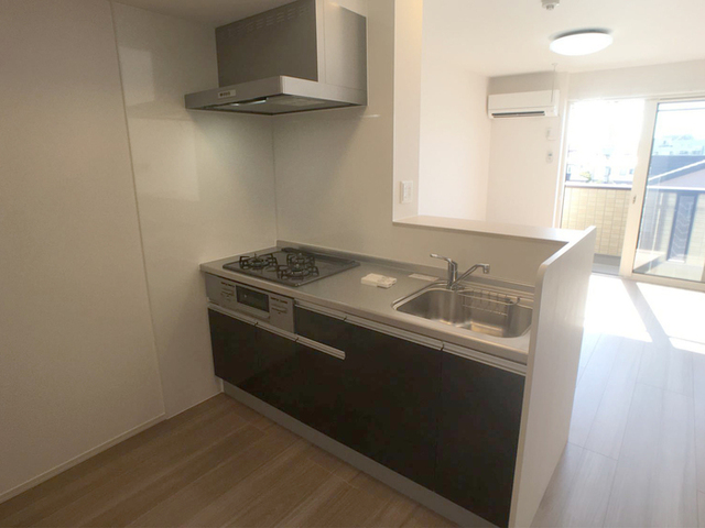 キッチン　３口コンロ付きシステムキッチンです。