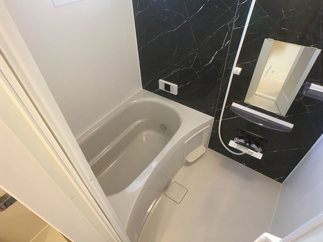 バス・シャワールーム　浴室換気乾燥機付きの浴室です。