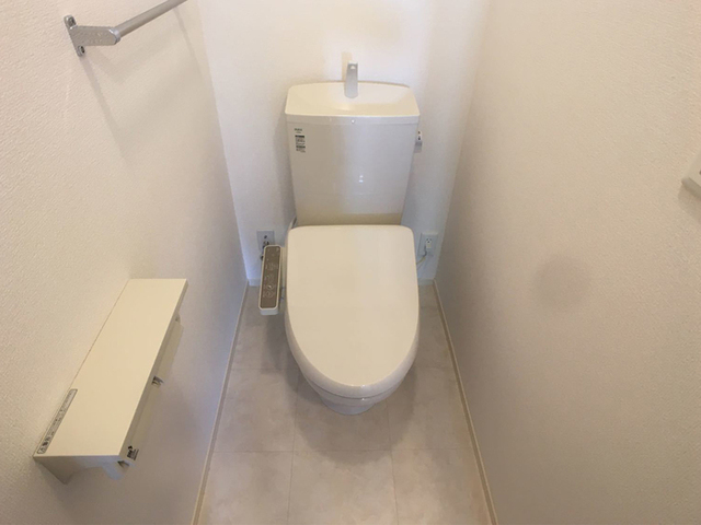 トイレ　温水洗浄便座付きトイレです。