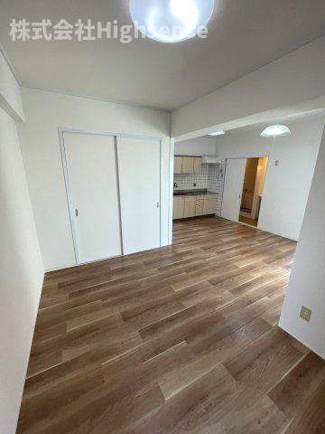 その他部屋・スペース　落ち着いた色調の寝室です