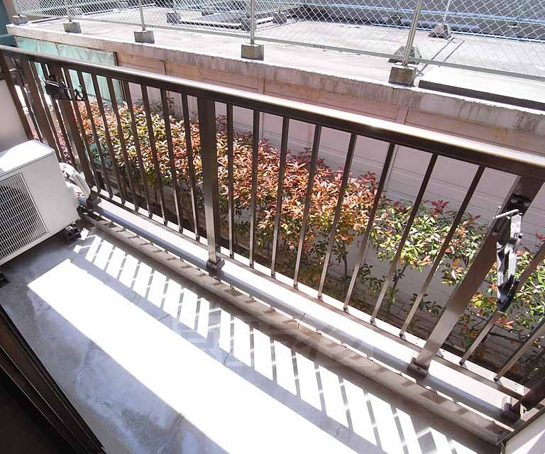 バルコニー　日当たり良好で洗濯物がよく乾きそうです。
