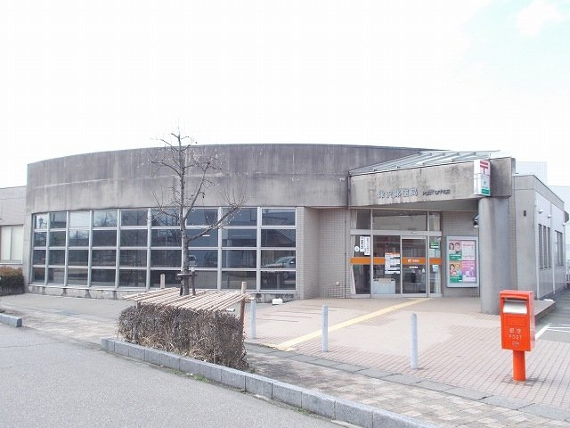郵便局　津沢郵便局（郵便局）まで591m