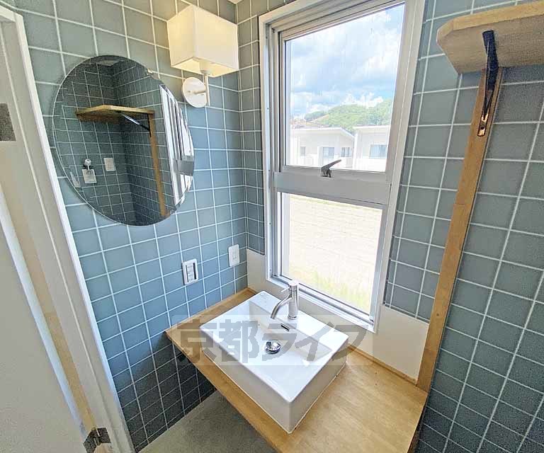 洗面設備　丸い鏡がカワ（・・・）イイ！洗面化粧台です。