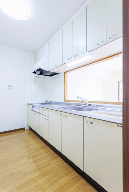 キッチン　対面式のカウンター付きのキッチン