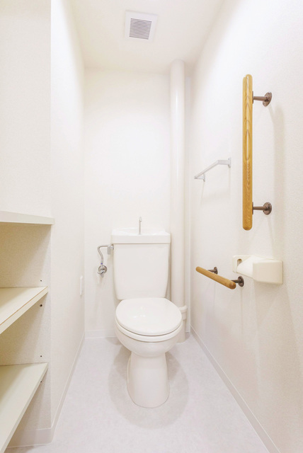 トイレ　収納棚付きのトイレ