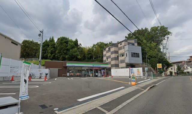 コンビニ　ファミリーマート　吹田山田東（コンビニ）まで1121m