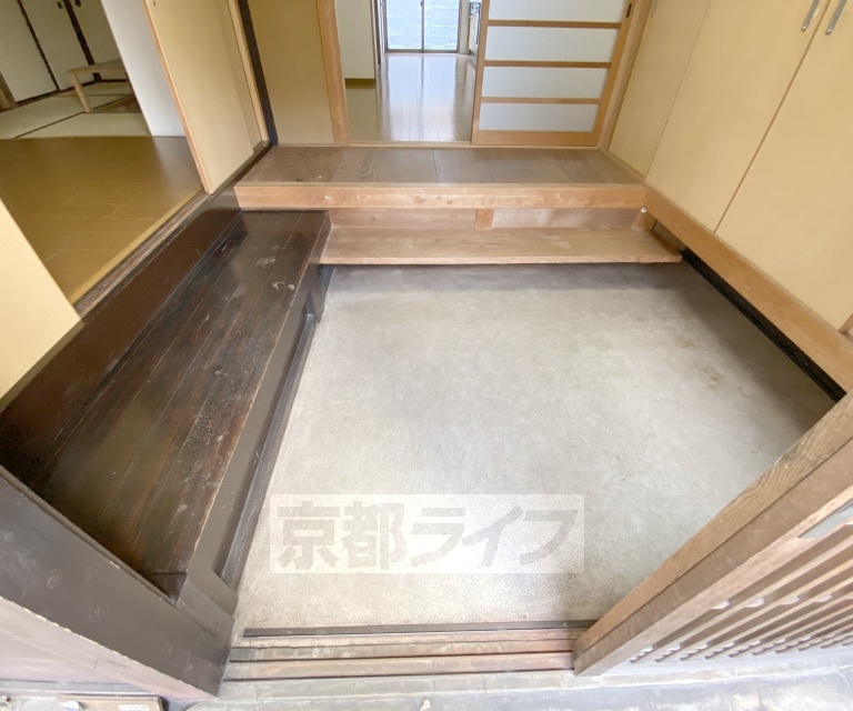 玄関　腰かけてお話できるゆったり土間玄関です。