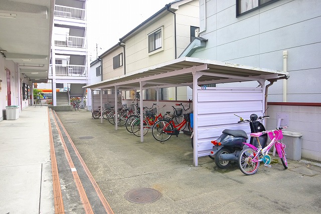 その他共有部分　ゆったりとした駐輪スペース。