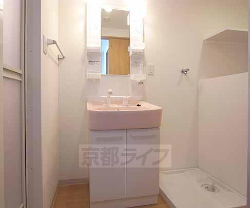 洗面設備　シャンプードレッサ付きの独立洗面台です。