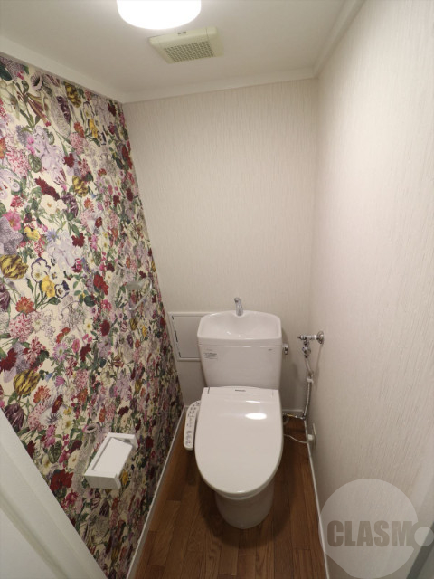 トイレ　温水洗浄便座　お洒落な壁紙です