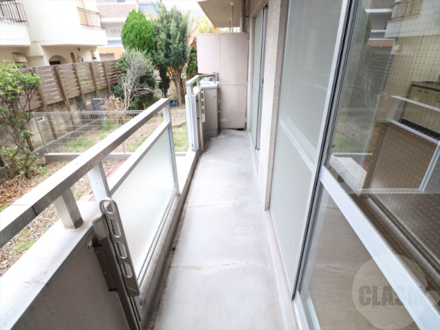 バルコニー　明るいバルコニー　専用庭も有ります