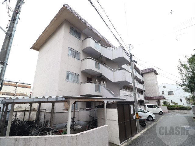 建物外観　４階建てのマンションです