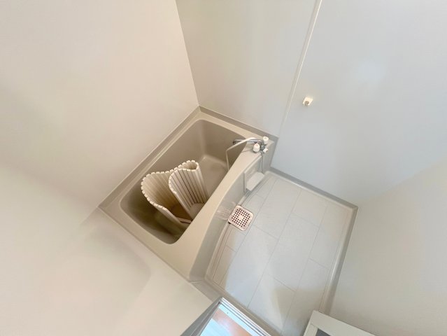 バス・シャワールーム　バスルームはトイレと別々で、広々としていますよ。