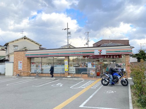 コンビニ　セブンイレブン 初芝駅東店（コンビニ）まで389m