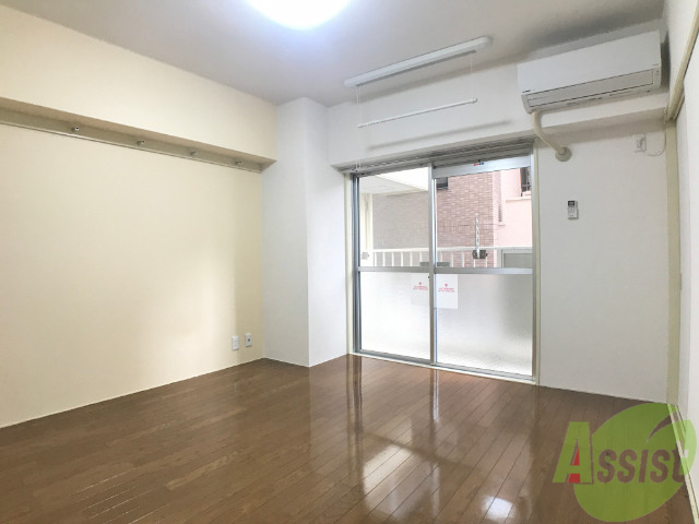 居室・リビング　８帖の洋室です。生活のメインとなる部屋ですね。