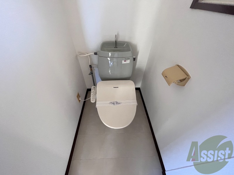 トイレ　トイレはこちらのウォシュレット付きになりますね。