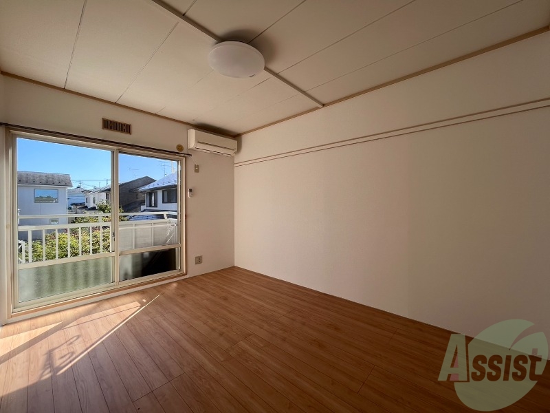 居室・リビング　こちらは洋室６帖のお部屋です。陽がしっかり入ってきますね。