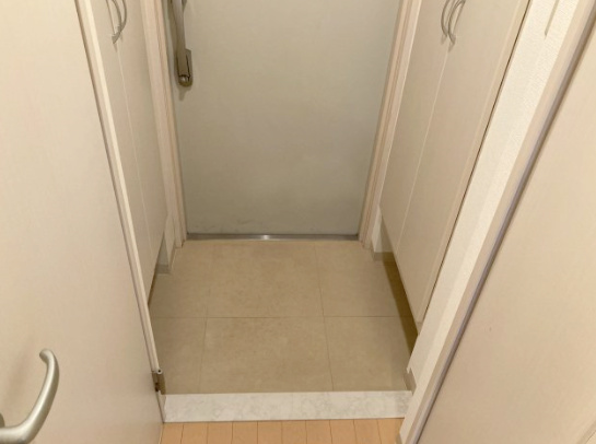 玄関　セントラーレビラジオ