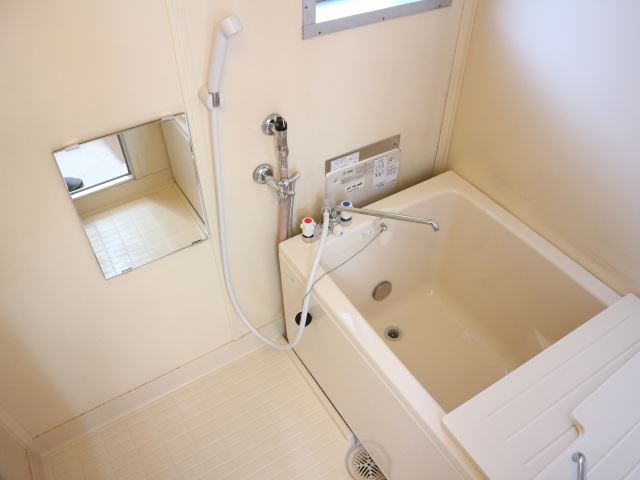 バス・シャワールーム　鏡・窓付きがうれしいバスです