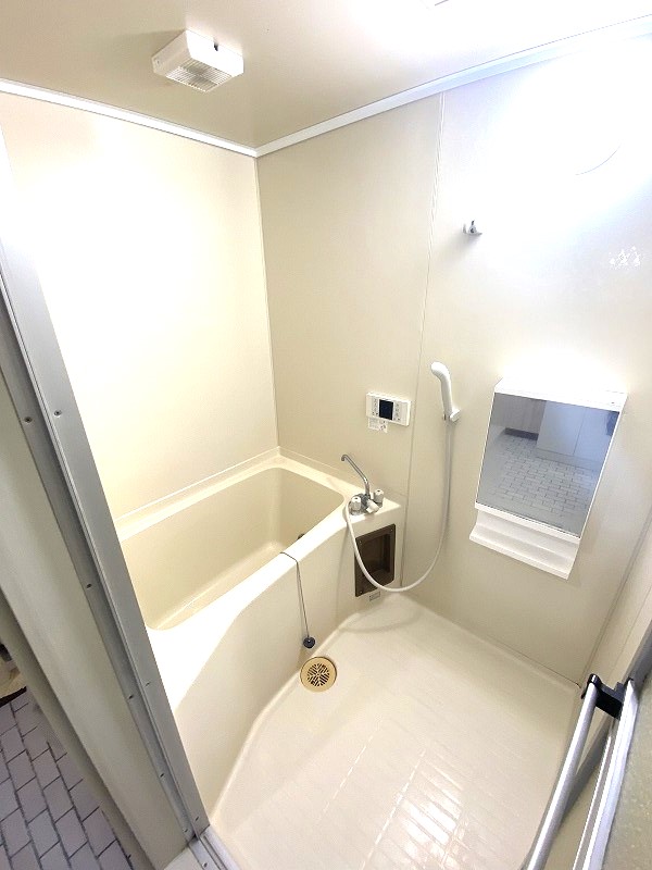 バス・シャワールーム　お風呂は追い焚き機能付きでいつでもあったかいお風呂に入れます