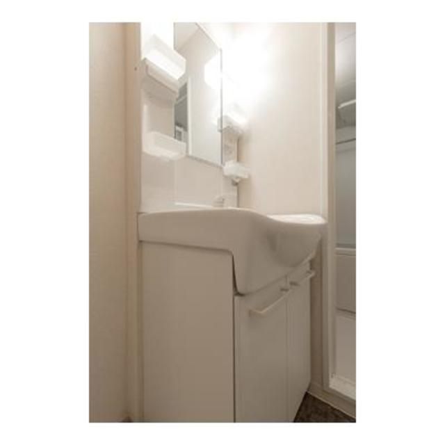 洗面設備　明るい洗面所です