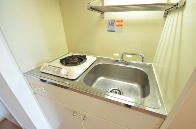 キッチン　コンパクトながらも充分料理も作れる頼れるキッチン！