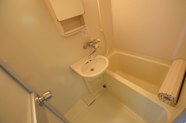 バス・シャワールーム　シャワーとお風呂を済ませてから即座に身だしなみを整えることも