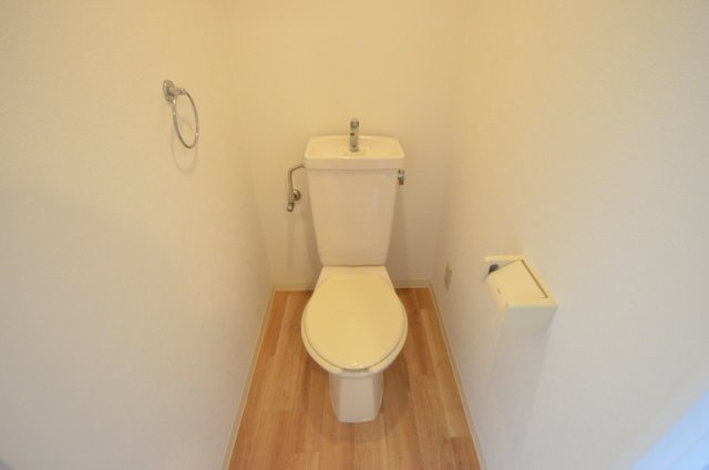 トイレ　程よい広さのトイレなので居心地が良くなって出れなくなるかも！