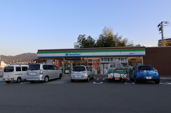 コンビニ　ファミリーマート西条三升原店（コンビニ）まで308m