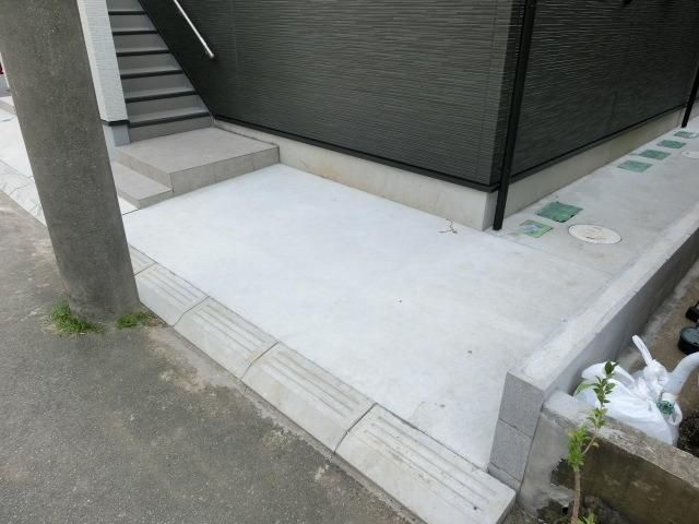 エントランス　自転車などをとめられるスペース