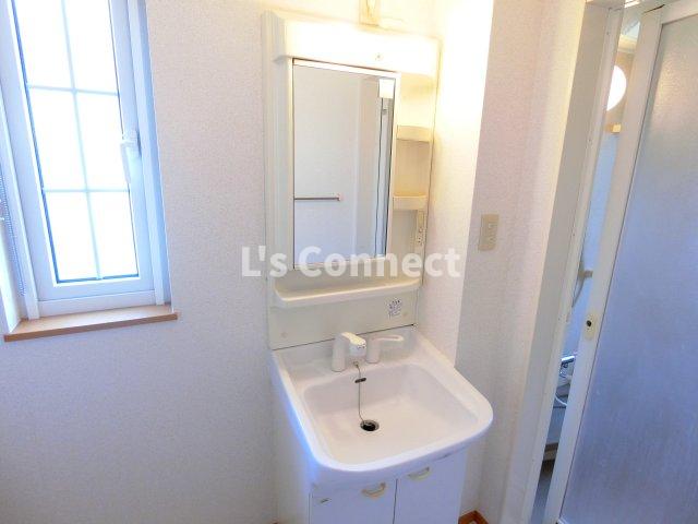 洗面設備　朝の支度もスムーズな独立洗面台。