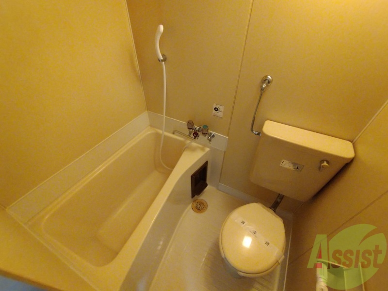 バス・シャワールーム　こちらはお風呂。一日の疲れをここで癒してください。