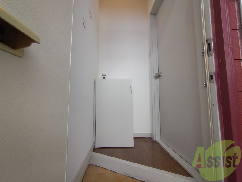 玄関　玄関の様子です。広い洋室にすぐ繋がっています。