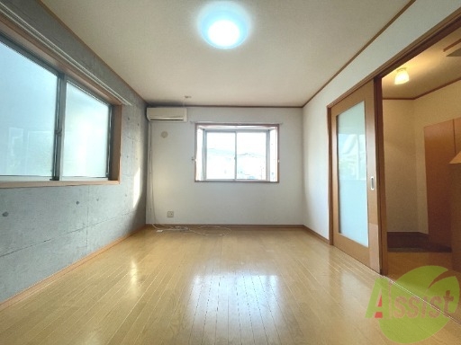 居室・リビング　こちら生活のメインになる１０．１帖の洋室です。