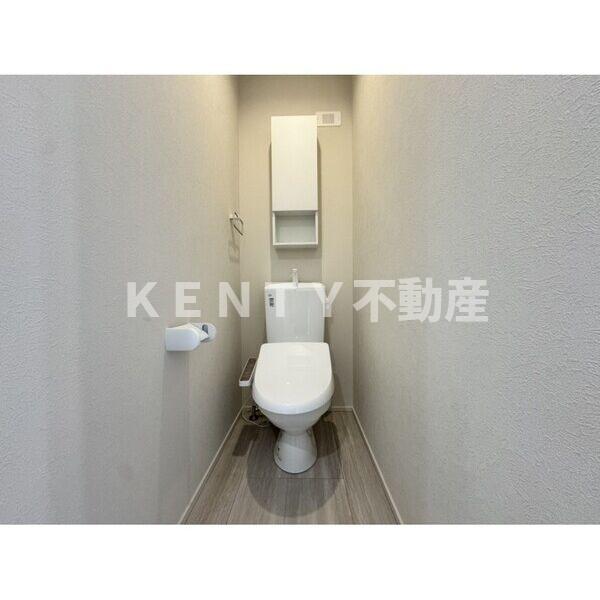 トイレ　落ち着いた色調のトイレです