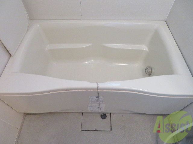 バス・シャワールーム　お風呂です。肩までゆっくりと浸かることができます。