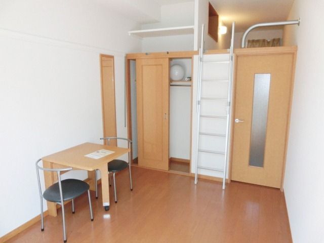 居室・リビング　2階以上はカーペット張りになっております