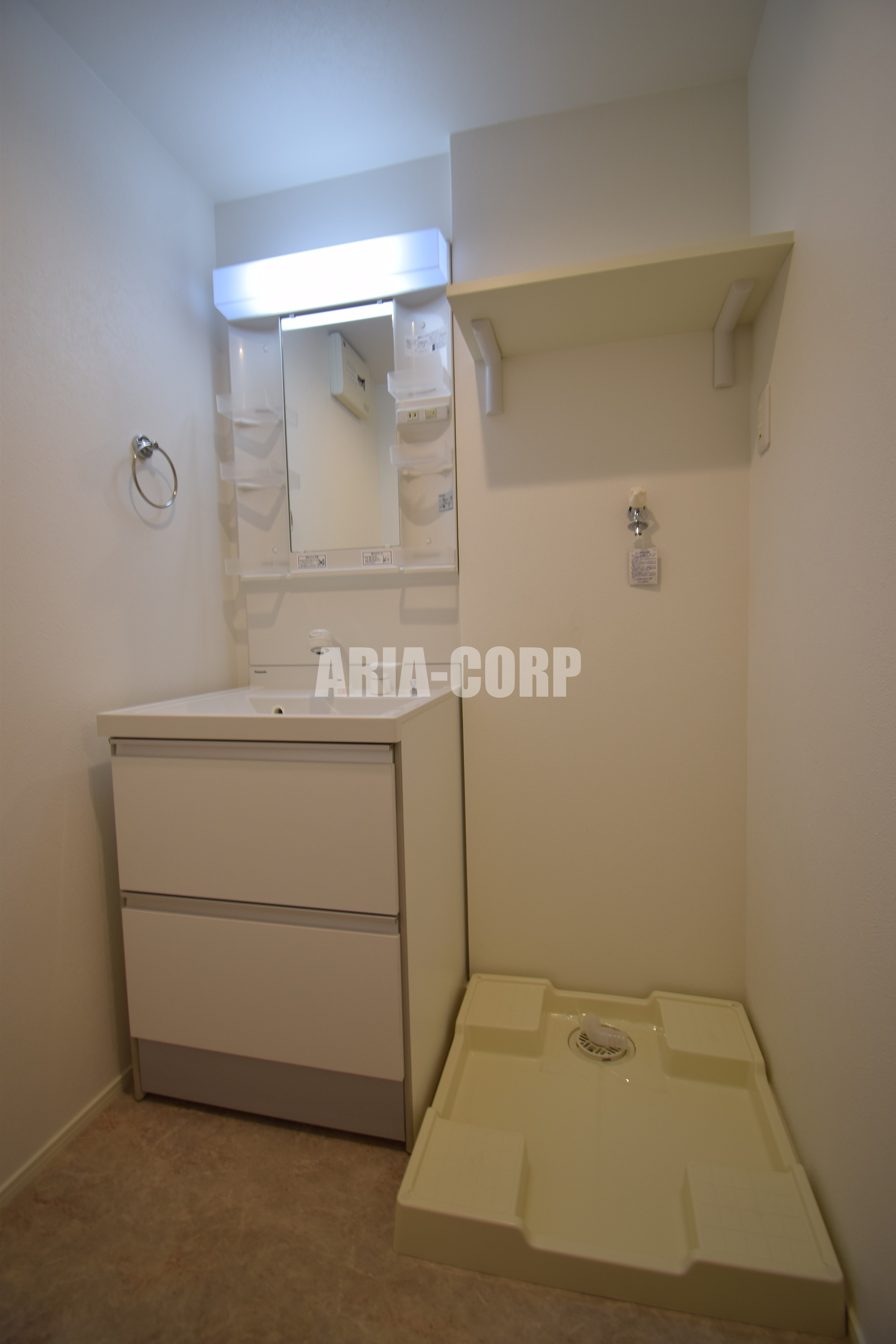 洗面設備　独立洗面台はシャワーヘッドタイプで洗髪や手入れに〇です