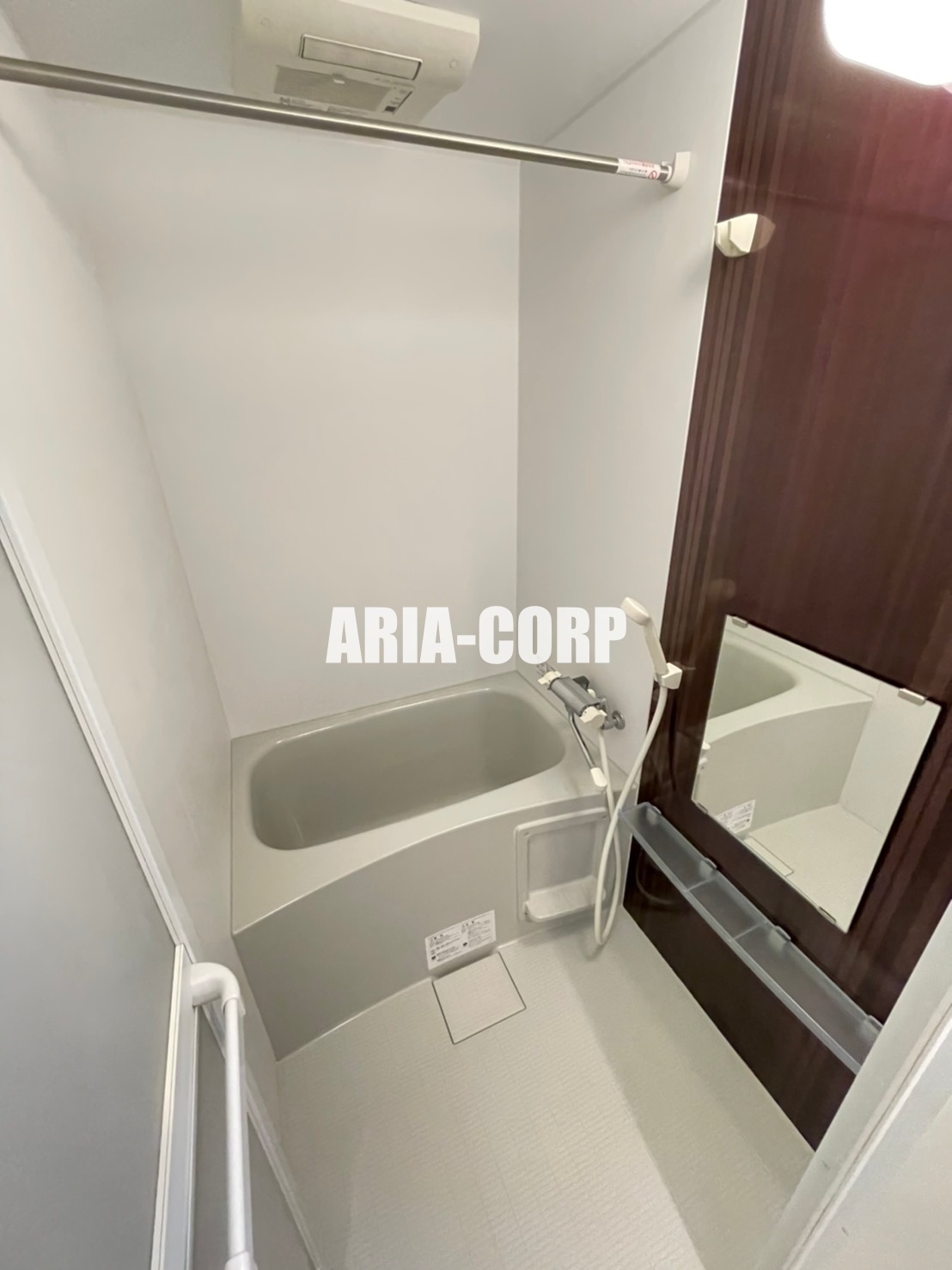 バス・シャワールーム　浴室乾燥機付き。カラーパネル採用でお洒落なバスルームです。