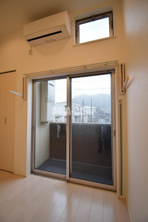 バルコニー　雨の日に役立つ室内物干し完備♪